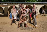 Gladiatoren van Stichting Foeks poseren na het geven van shows