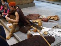 Uitleg over bronstijdvoorwerpen in het RMO